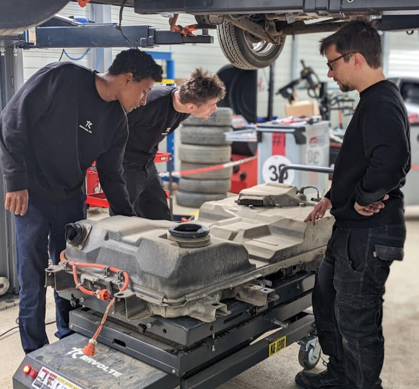 Mécanicien réparant une Peugeot Ion